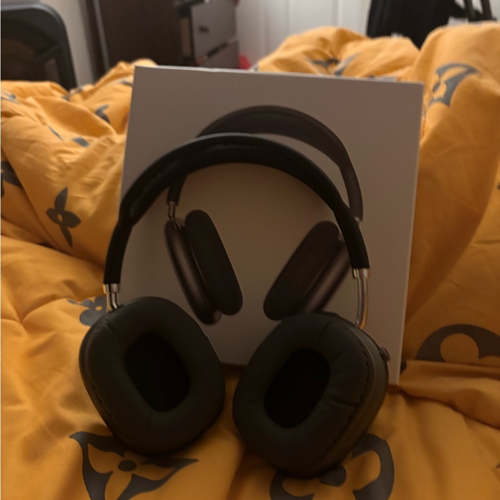 Wireless Black Headphones